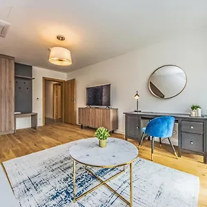 Bh Properties, Teatr Wybrzeze Srodmiescie Apartment